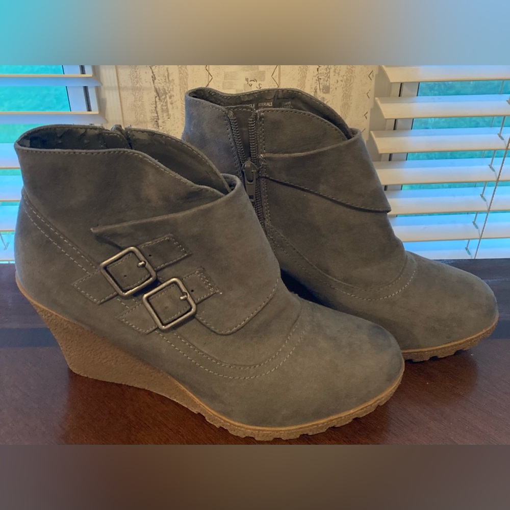 Ladies Size 8 1/2 Metaphor Wedge Booties